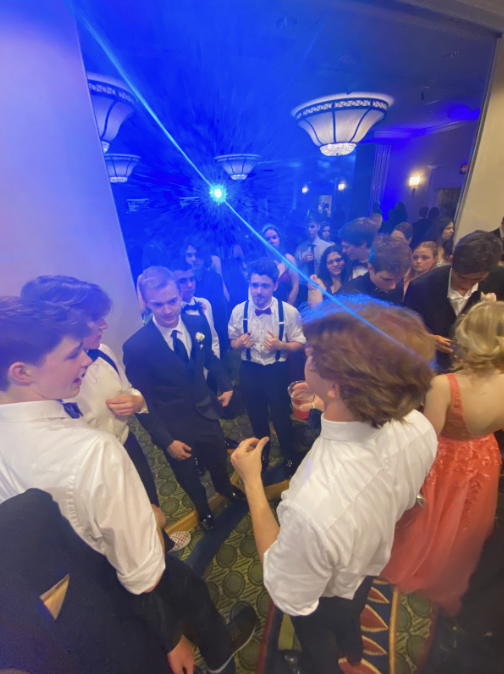 Students+gather+at+the+Dulles+Marriott+for+an+%E2%80%9COld+Hollywood%E2%80%9D+themed+prom.