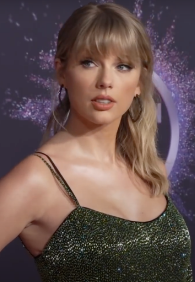 Taylor Swift posing for the cameras at the
2019 AMA’s.
