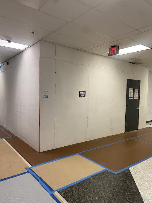 The floors and walls of the 600 hallway have been covered due to construction. 
